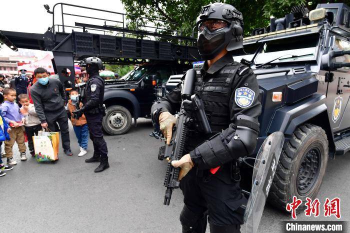 市民在福建省漳州市公安局举行的"110宣传日"活动上参观特警装备