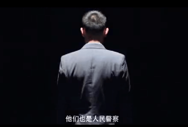 用背影守护你,“超级英雄”!