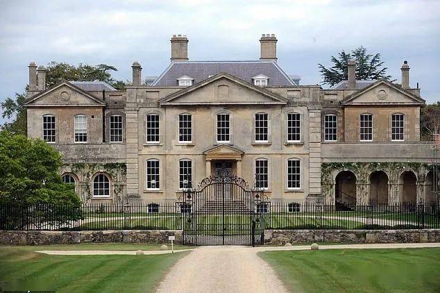 oxfordshire 这家的主人是著名女记者jemima khan,这栋乡村豪宅也