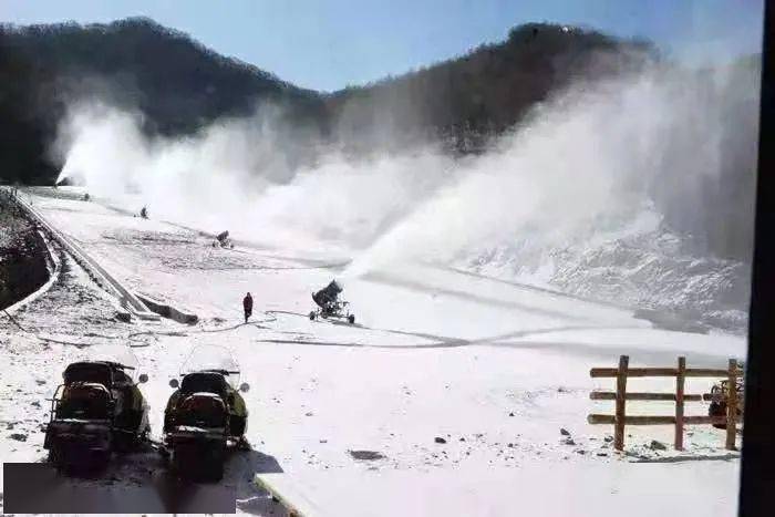 营口何家沟滑雪场已经开始人工造雪.11月28日试营业.