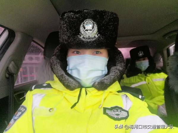 巾帼不让须眉梅河口最美女交警走红雪天坚守岗位指挥交通