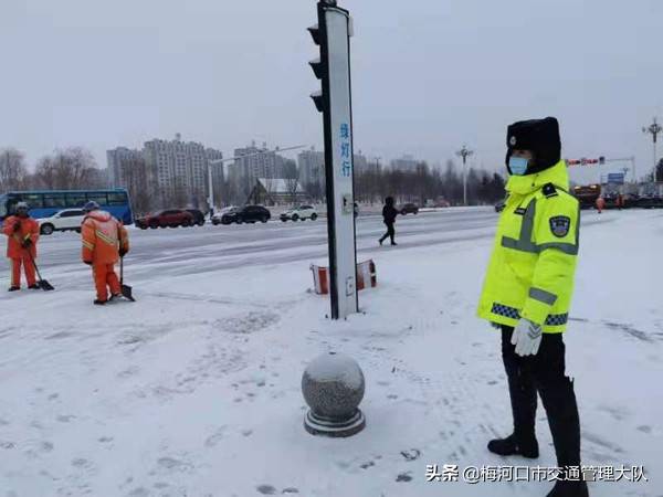 巾帼不让须眉梅河口最美女交警走红雪天坚守岗位指挥交通