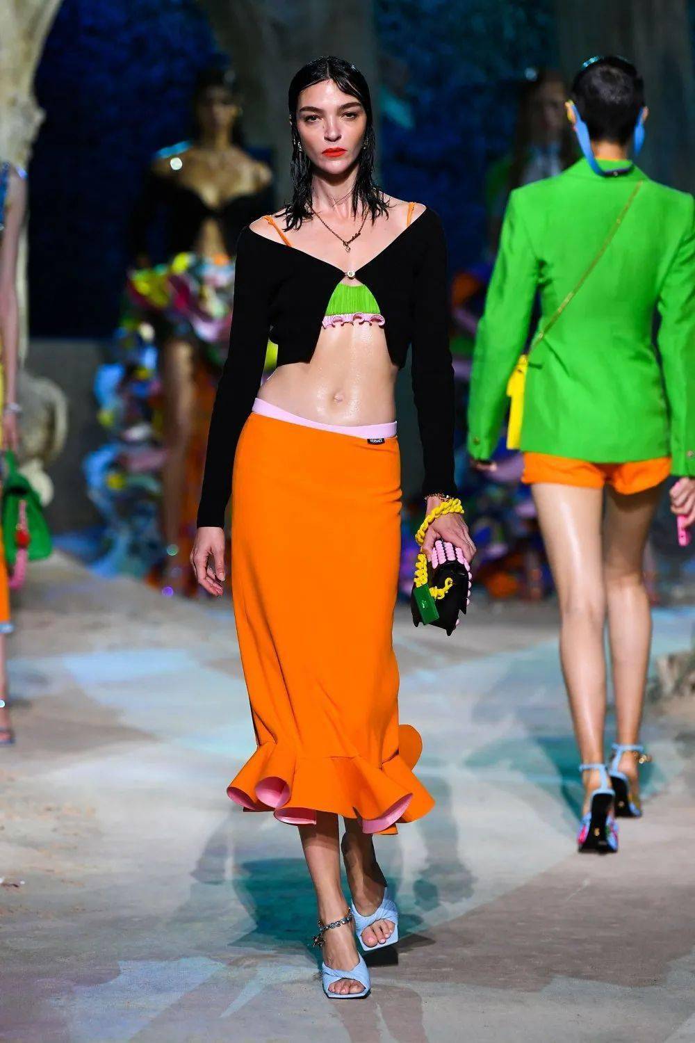 范思哲2021秋冬时装秀,迪奥2021秋冬时装秀 versace(范思哲)2021春夏时装秀!