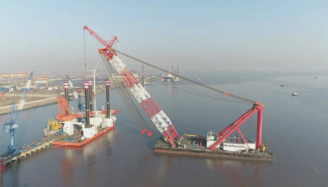 振华重工完成1200吨插桩式抢险打捞工程船桩腿吊装
