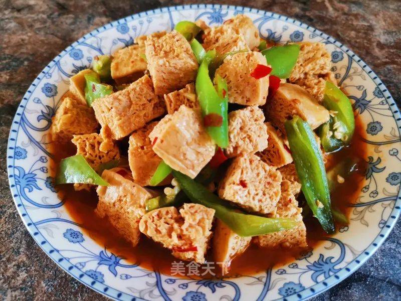 冻豆腐真是北方人的创造性美食,口感丰富有层次!热乎乎的超下饭