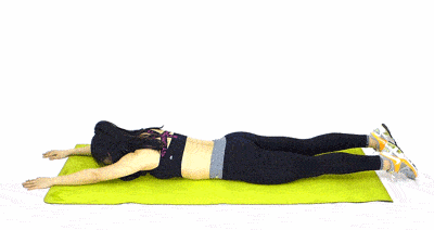 动作要点:俯卧在地面,腹部收紧,髋部贴紧地面.