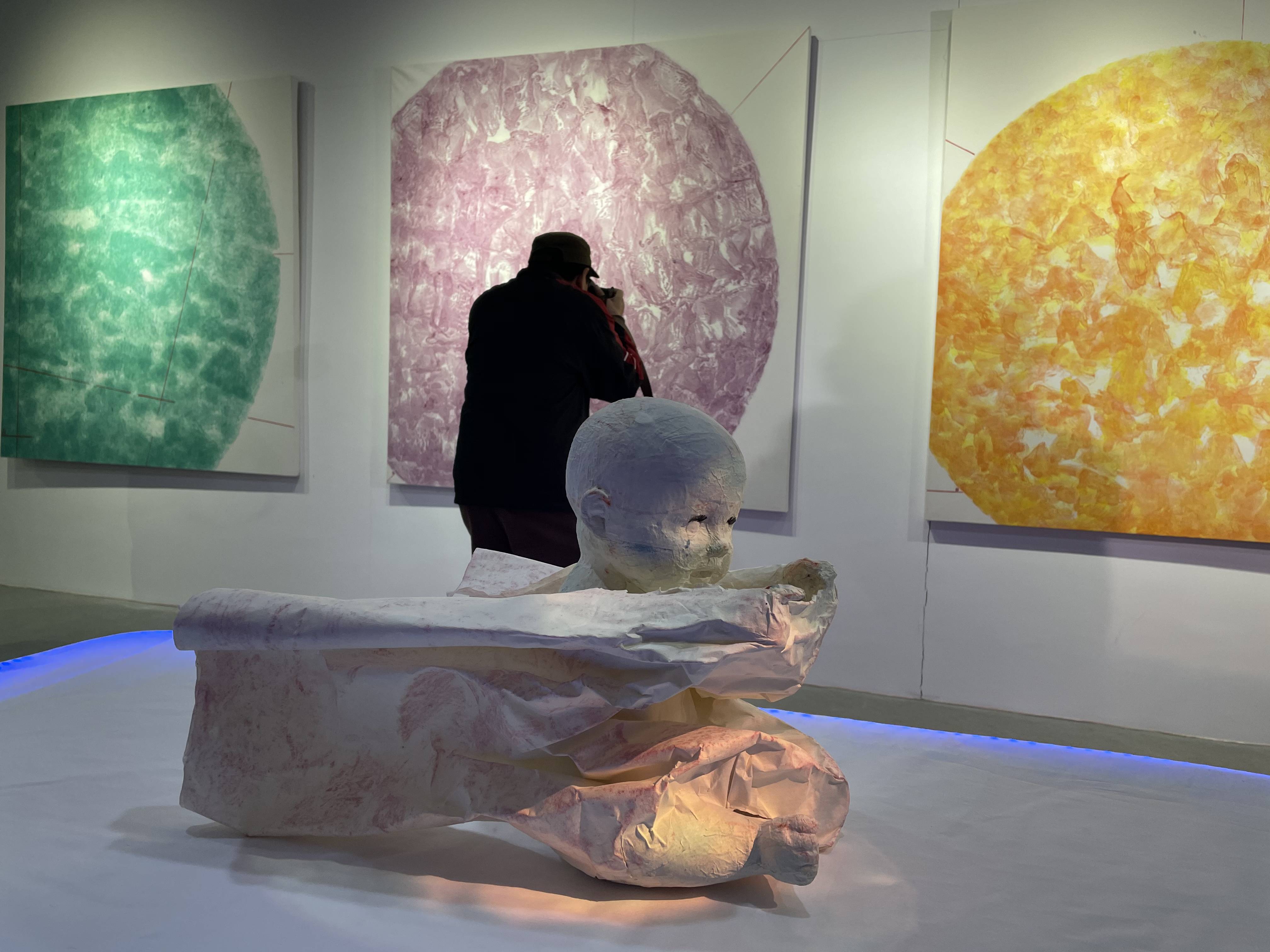 从微观处观察医学?这场艺术展希望你感受生命的力量_展览