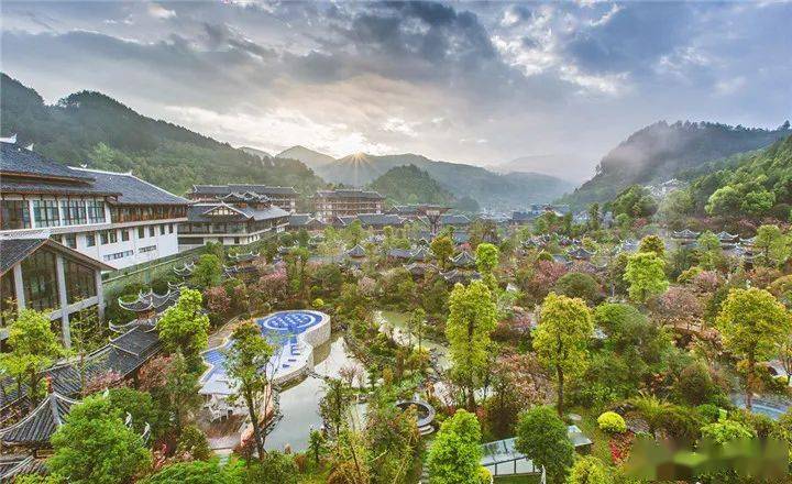 在剑河秀美的景致中泡温泉剑河温泉景区供图