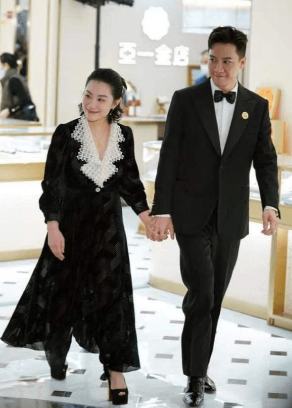 刘璇携富豪丈夫出镜,穿黑色长裙难掩身材发福,1米8老公颜值高