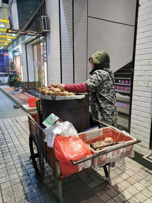 烤红薯摊,温暖花垣城市的"那丝气息"