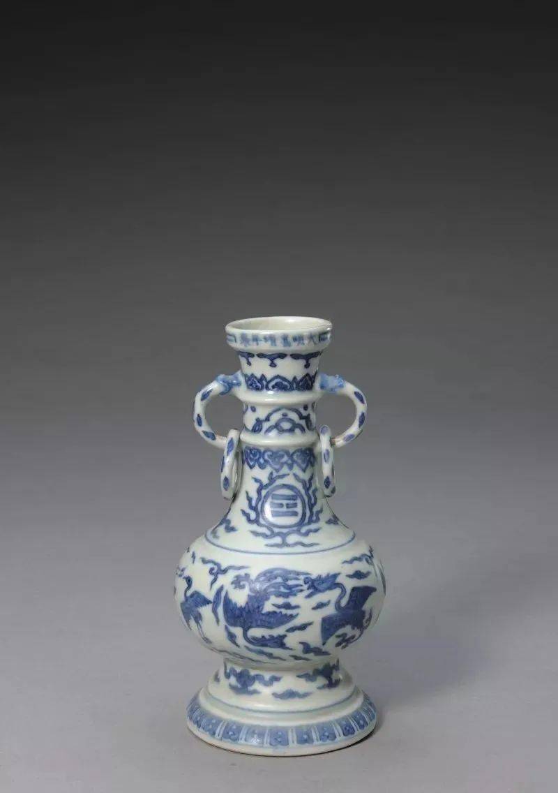 嘉靖青花瓷出现工艺发展的主要原因:明代中后期商品经济发展;民窑与
