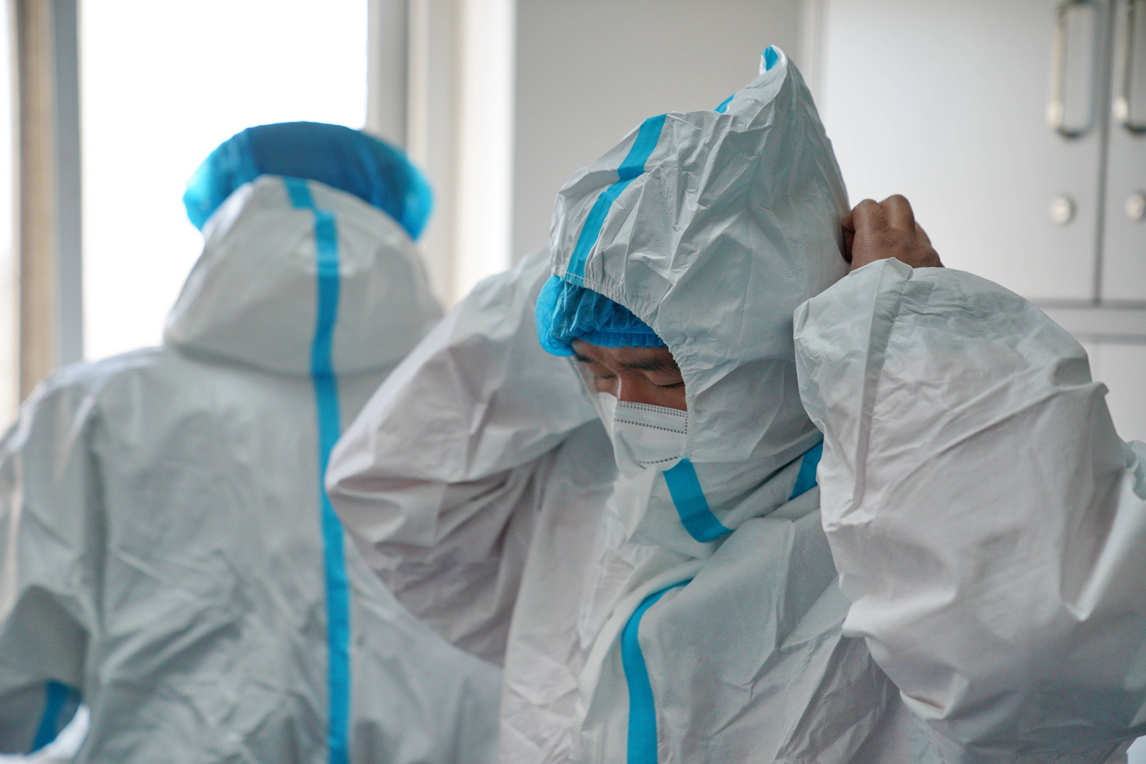 1月8日,梅乙奇在石家庄金域医学检验实验室内整理防护服.
