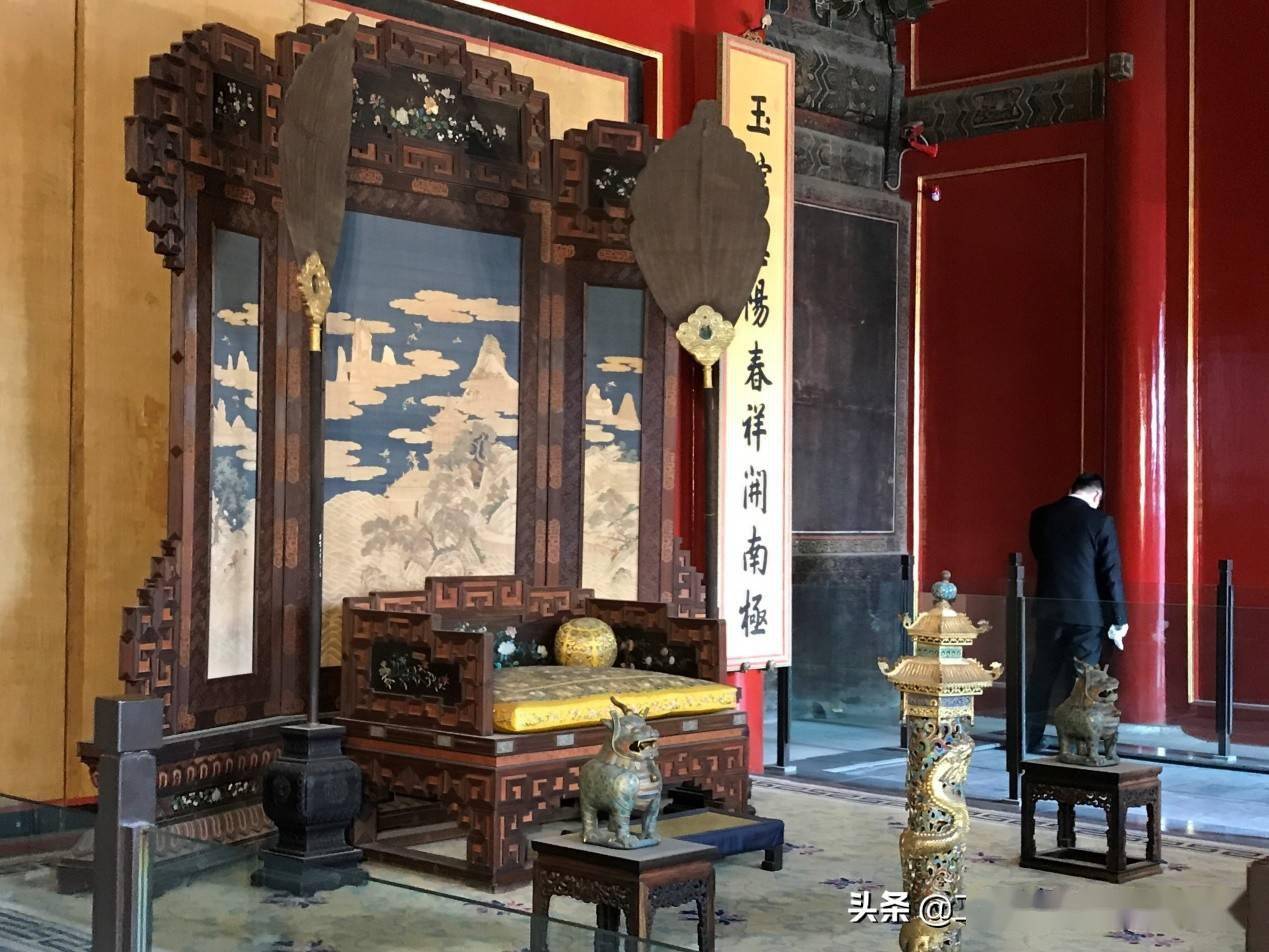 故宫半解之寿康宫正殿有最精致的屏风宝座和最特别的轩辕镜