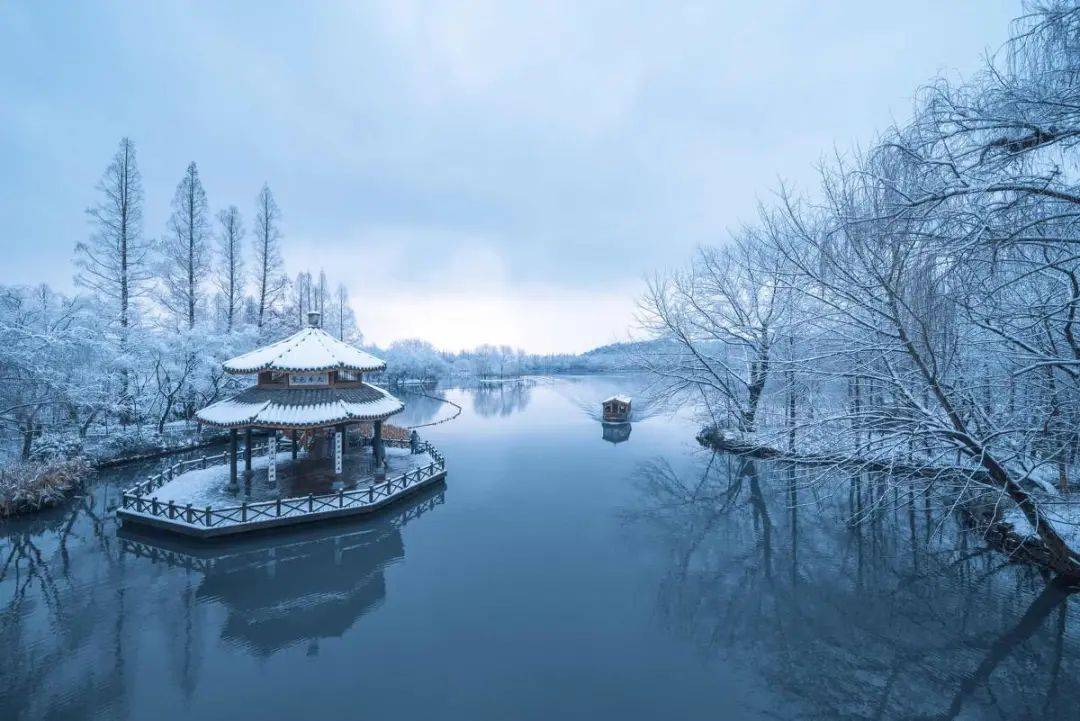 断桥残雪,是西湖十景之一, 以冬雪时远观桥面若隐若现于湖面而称著.