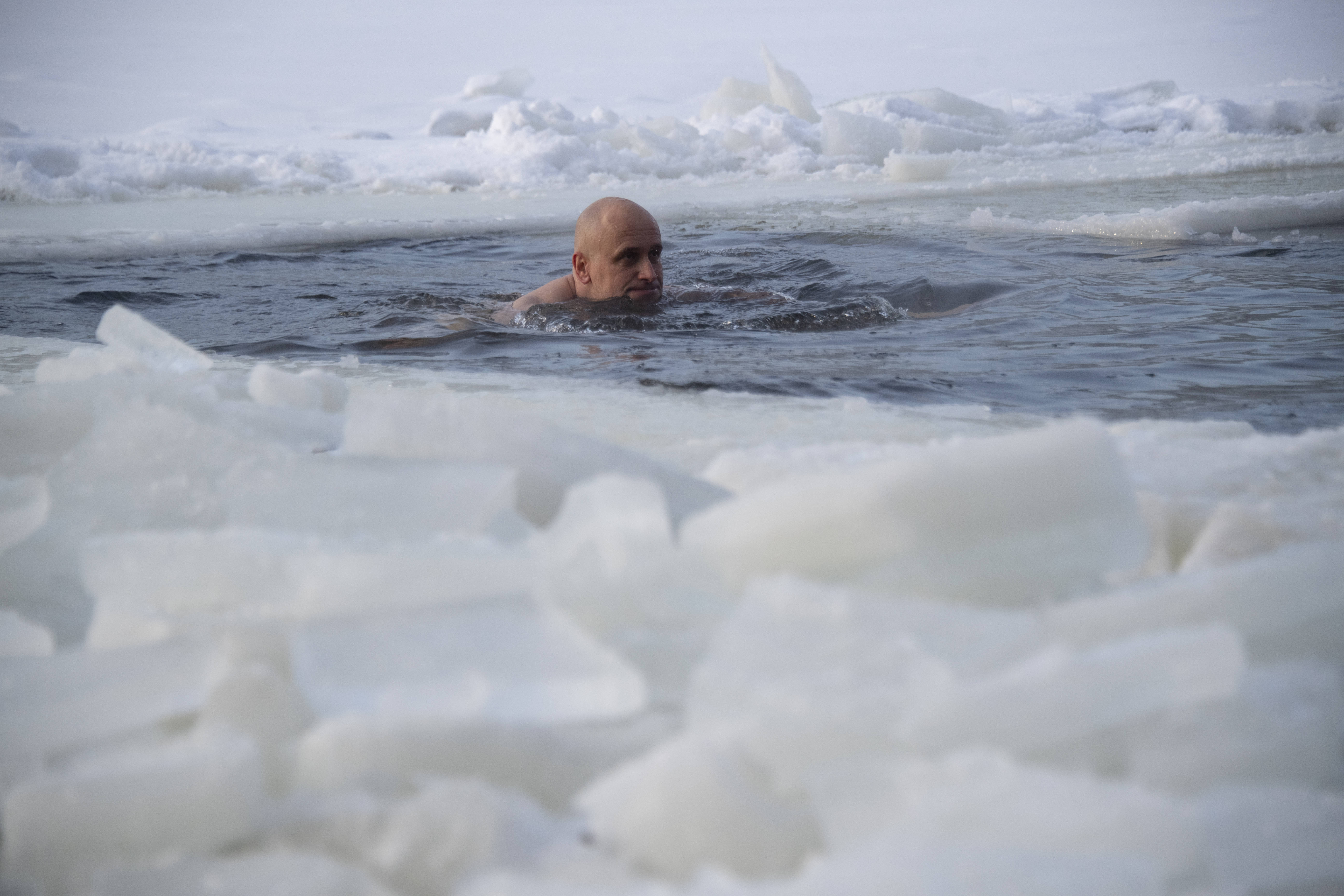 新华社照片,外代,2021年1月19日 1月18日,一名男子在俄罗斯莫斯科冬泳