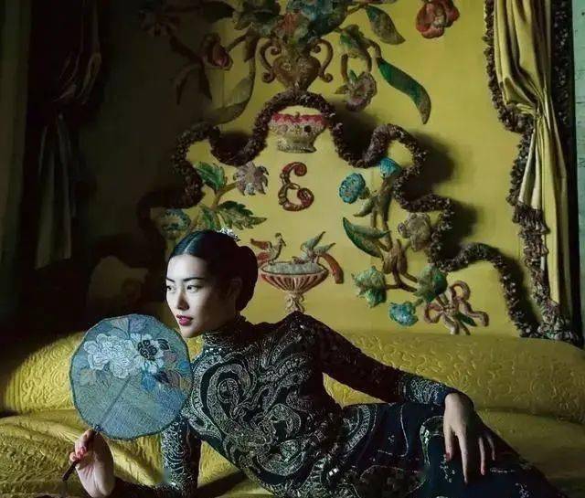 冠希夫人秦舒培拍照时也穿着旗袍,她穿的是改良型,裙子采用a字裙子