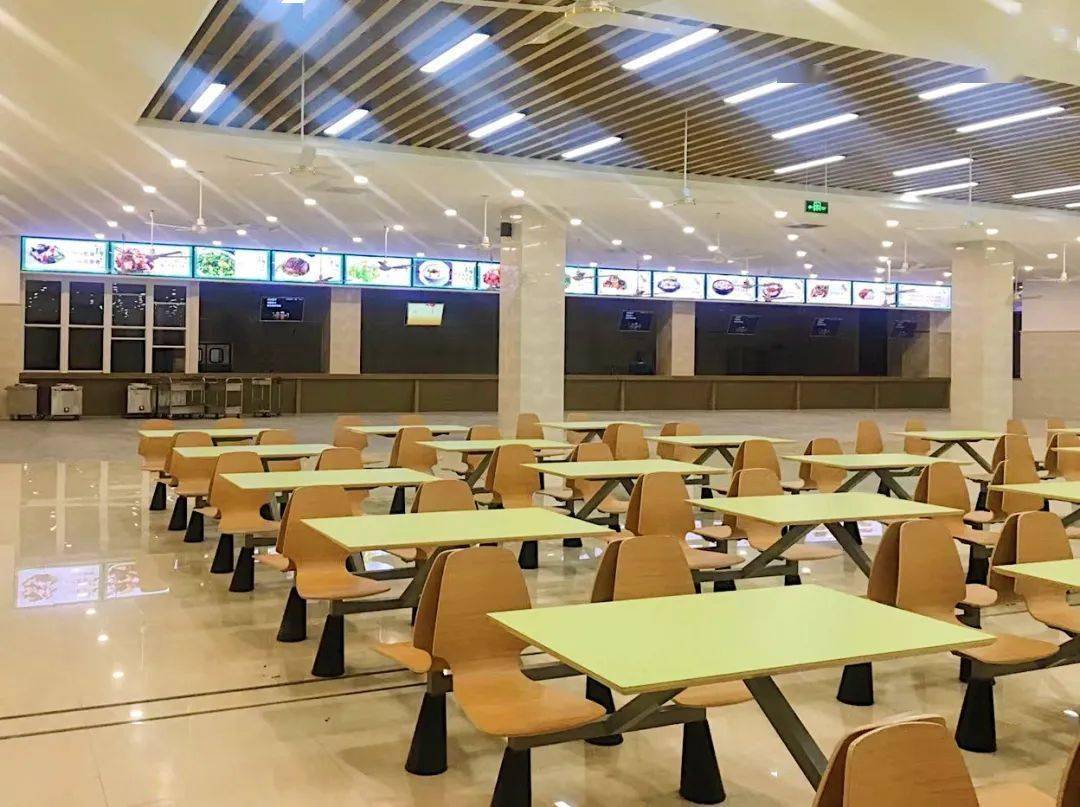 食堂服务员 任职要求: 50周岁以下,初中文化水平 若为外地员工需会讲