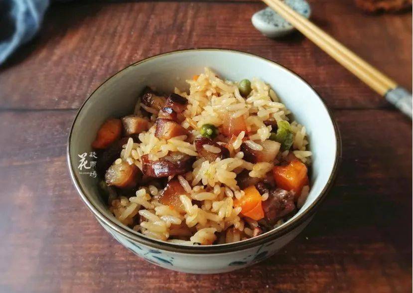 小丁,与豌豆,胡萝卜等喜欢的蔬菜混合,煮成米粒弹韧,油香四溢的腊八饭