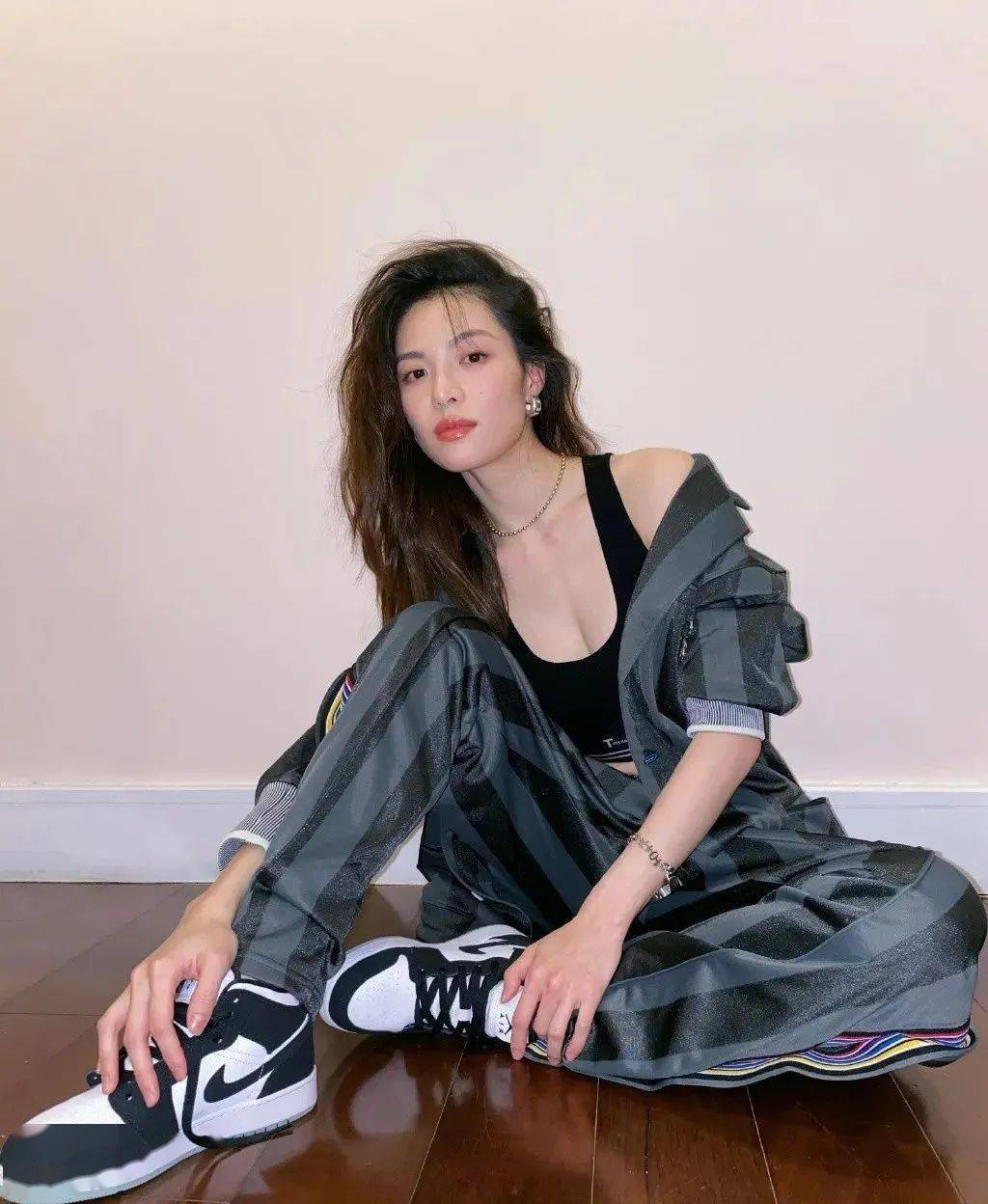 经常以礼服造型示人的港风美人 钟楚曦,穿上aj,又酷又a!