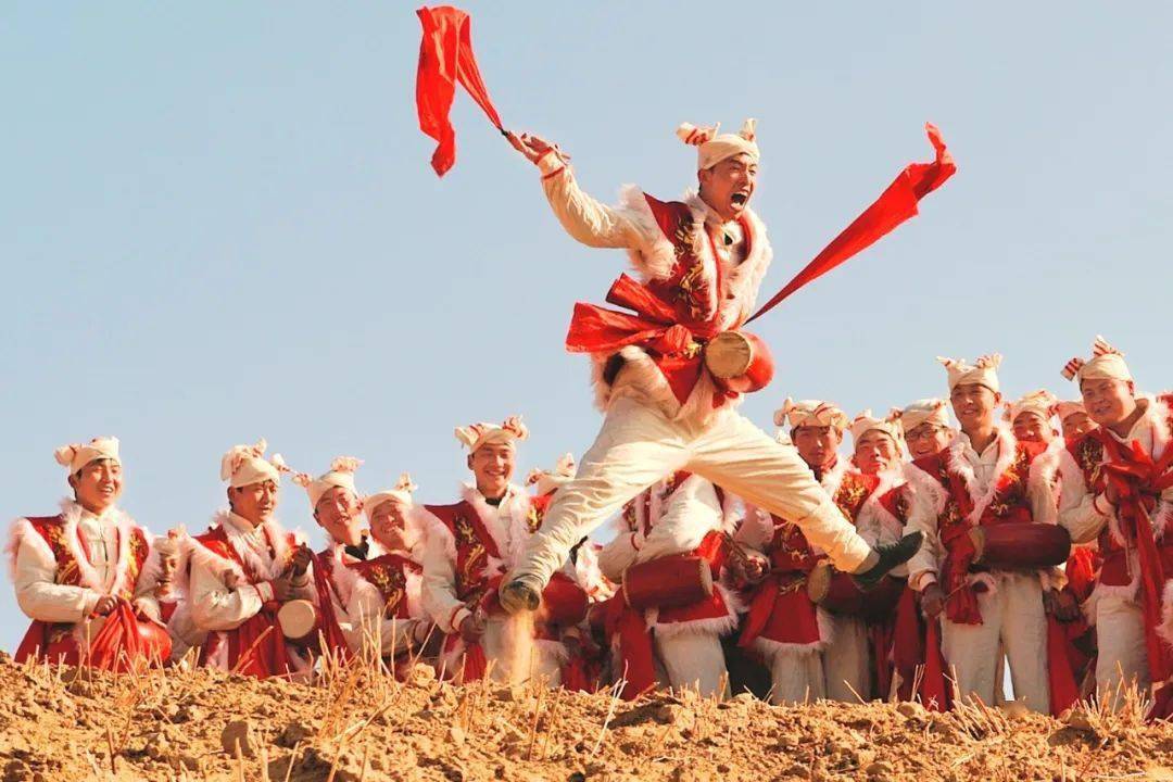 陕北腰鼓表演,白羊肚毛巾和红绸带舞出黄土地的粗犷豪放