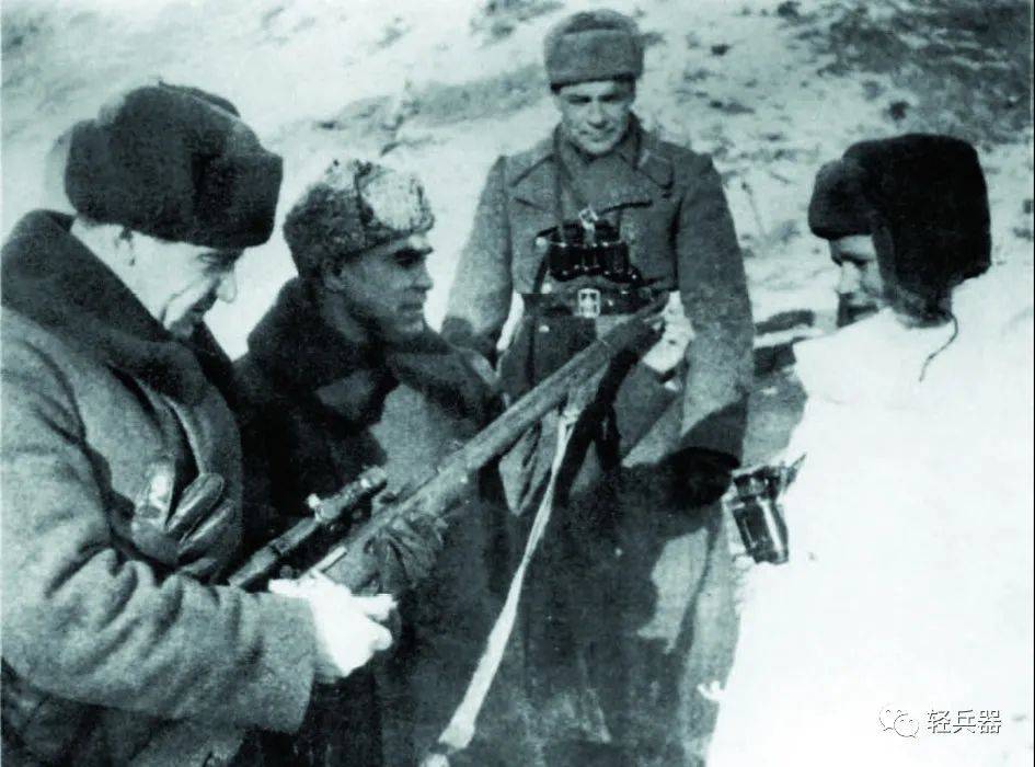 身穿雪地伪装服的瓦西里·扎伊采夫(右),图示为一位苏联将军正在查看