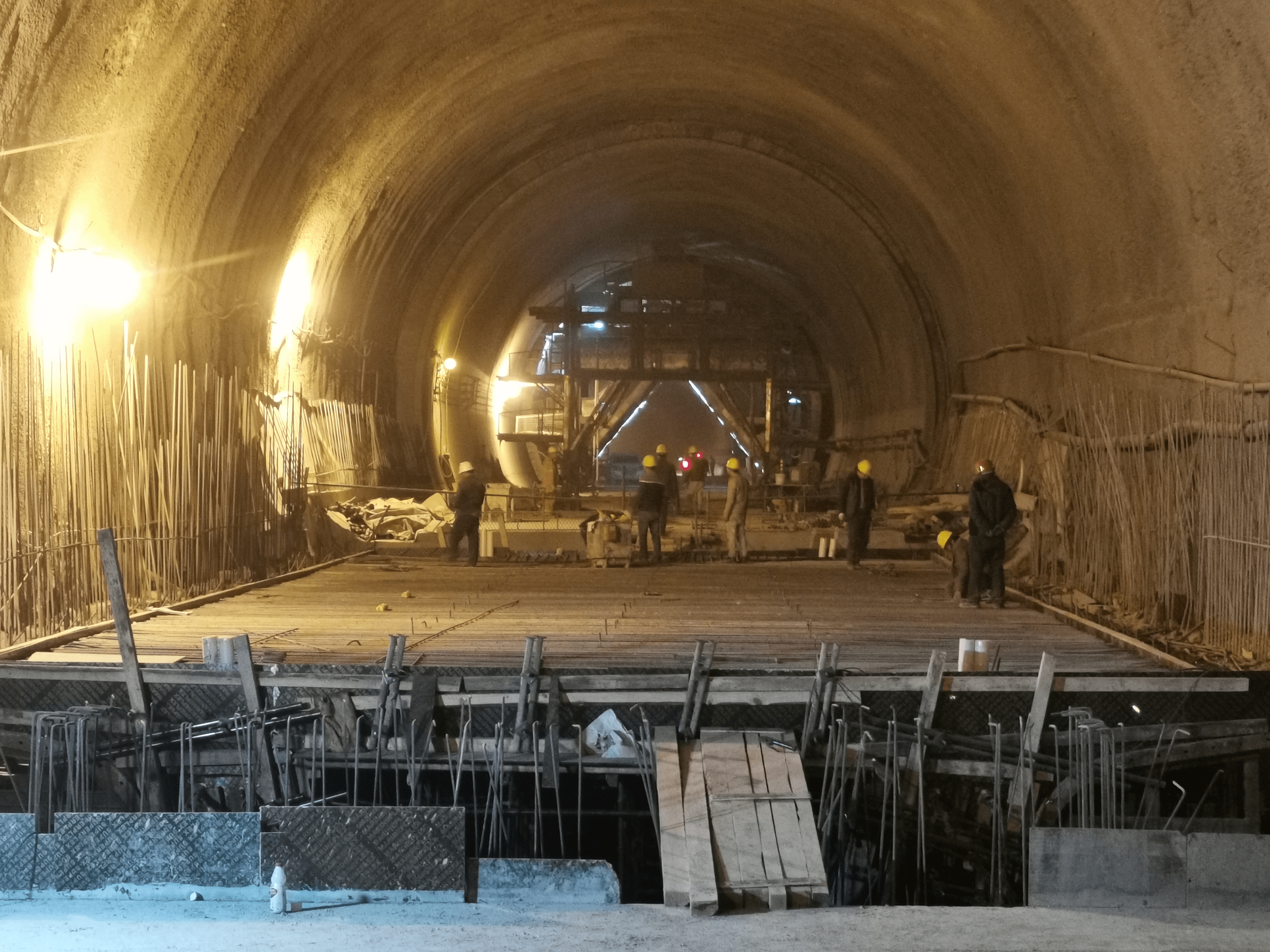 郑万铁路全线唯一一座隧道洞内桥梁施工完成
