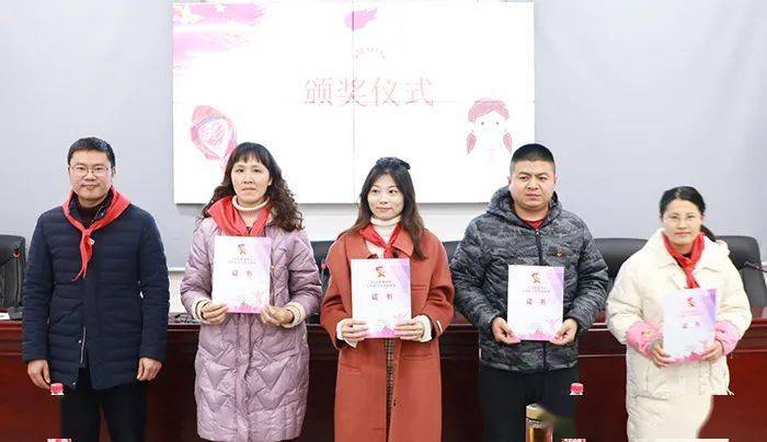 城东小学,二附中,港口学校,大冯小学被评为"泰州市少先队先进集体"