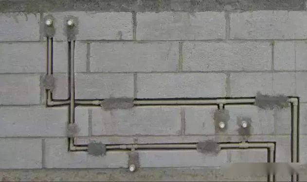 (2)线槽尺寸:混凝土楼板和混凝土墙面预留槽深不大于15mm,槽宽不大于d