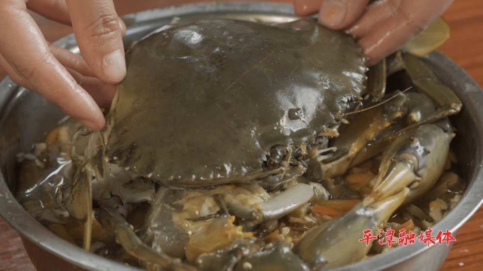 先用黄酒将金鲟灌醉,使酒香浸入蟹肉之中,待金鲟大醉之时,将切成丁状