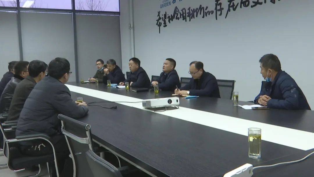 县长高东升到社区联系点建筑企业走访调研