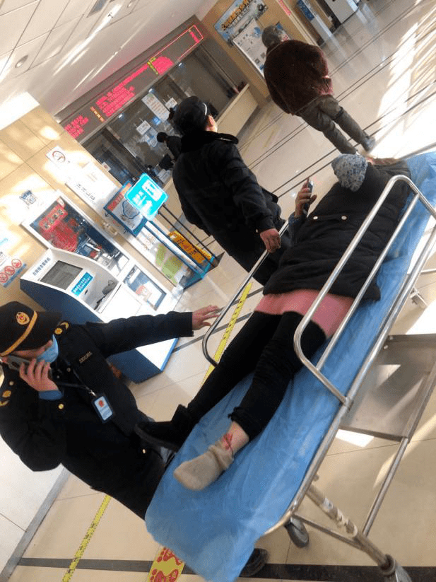 事发钱塘新区一女子倒在马路边被电动车压住脚腕受伤血流不止幸好