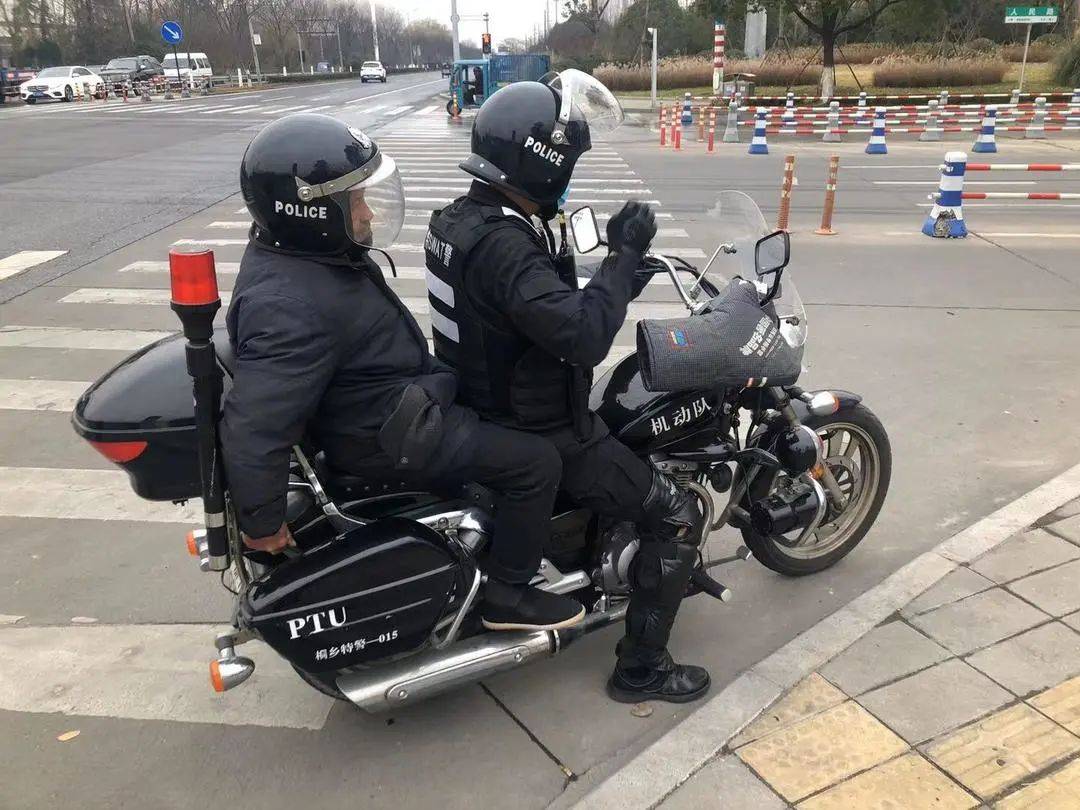 "近日,桐乡市公安局巡特警大队的特警摩托车巡逻11组队员朱海炜,郑铮
