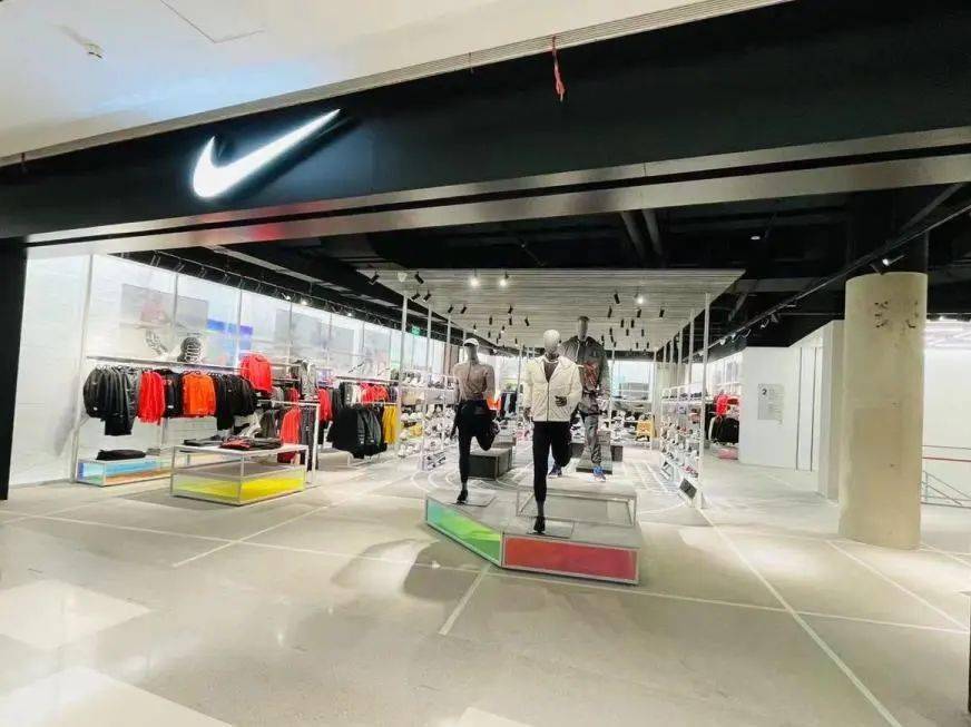 清河万象汇nike店地处京北五环繁华的商业中心,趋于时尚年轻的装修