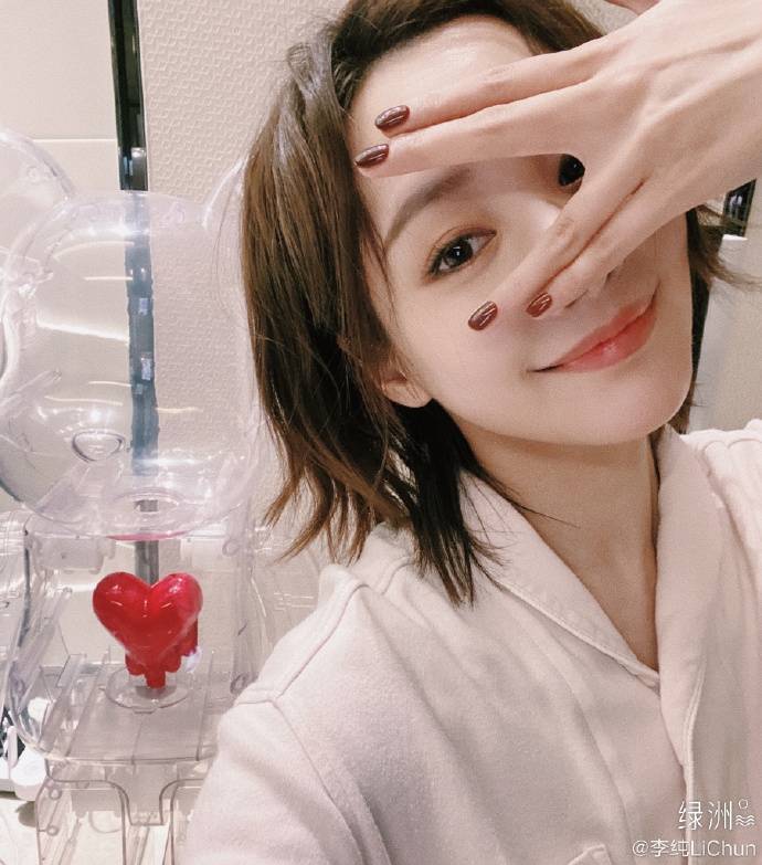 李纯晒卸妆前自拍 皮肤白皙气质温婉_短发