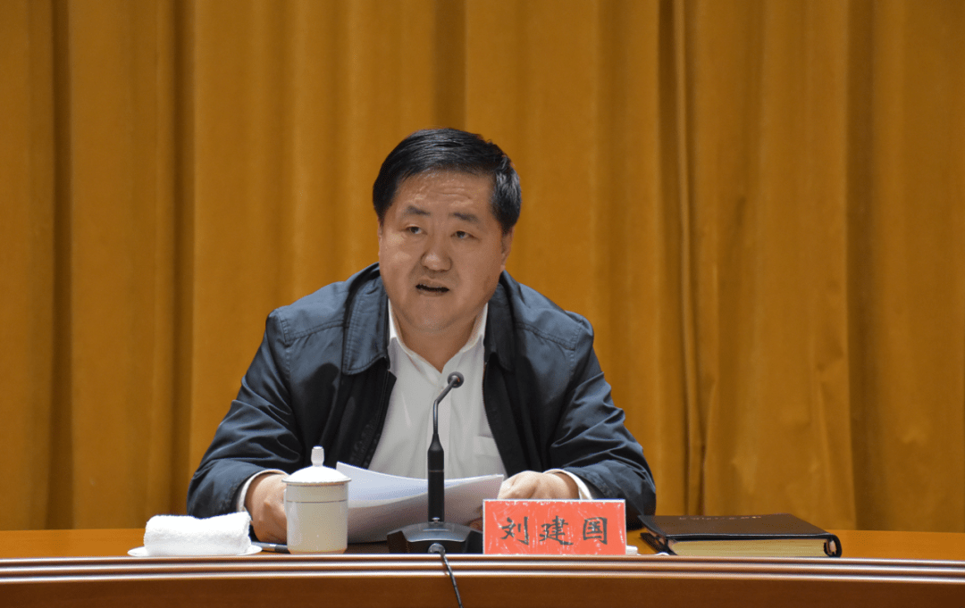 高密市领导王文琦,田永全,万丽,刘明伦等出席会议.