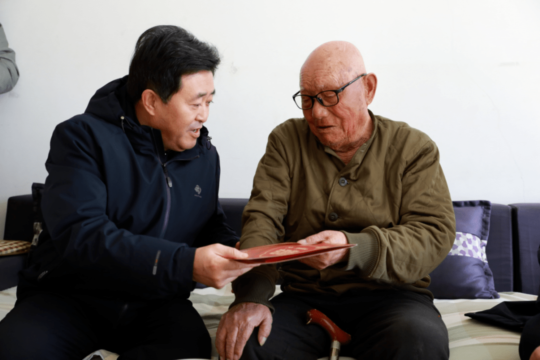 达拉特旗,看望慰问内蒙古自治区唯一健在的在乡红军老战士王荣恩同志