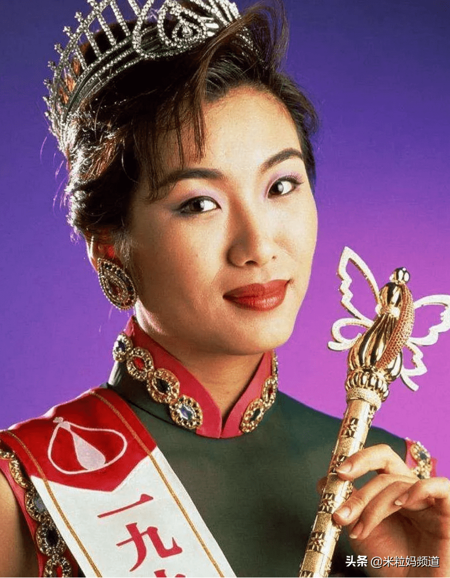 陈淑兰是1988年香港小姐的亚军,曾一度比肩李嘉欣,最后惜败.