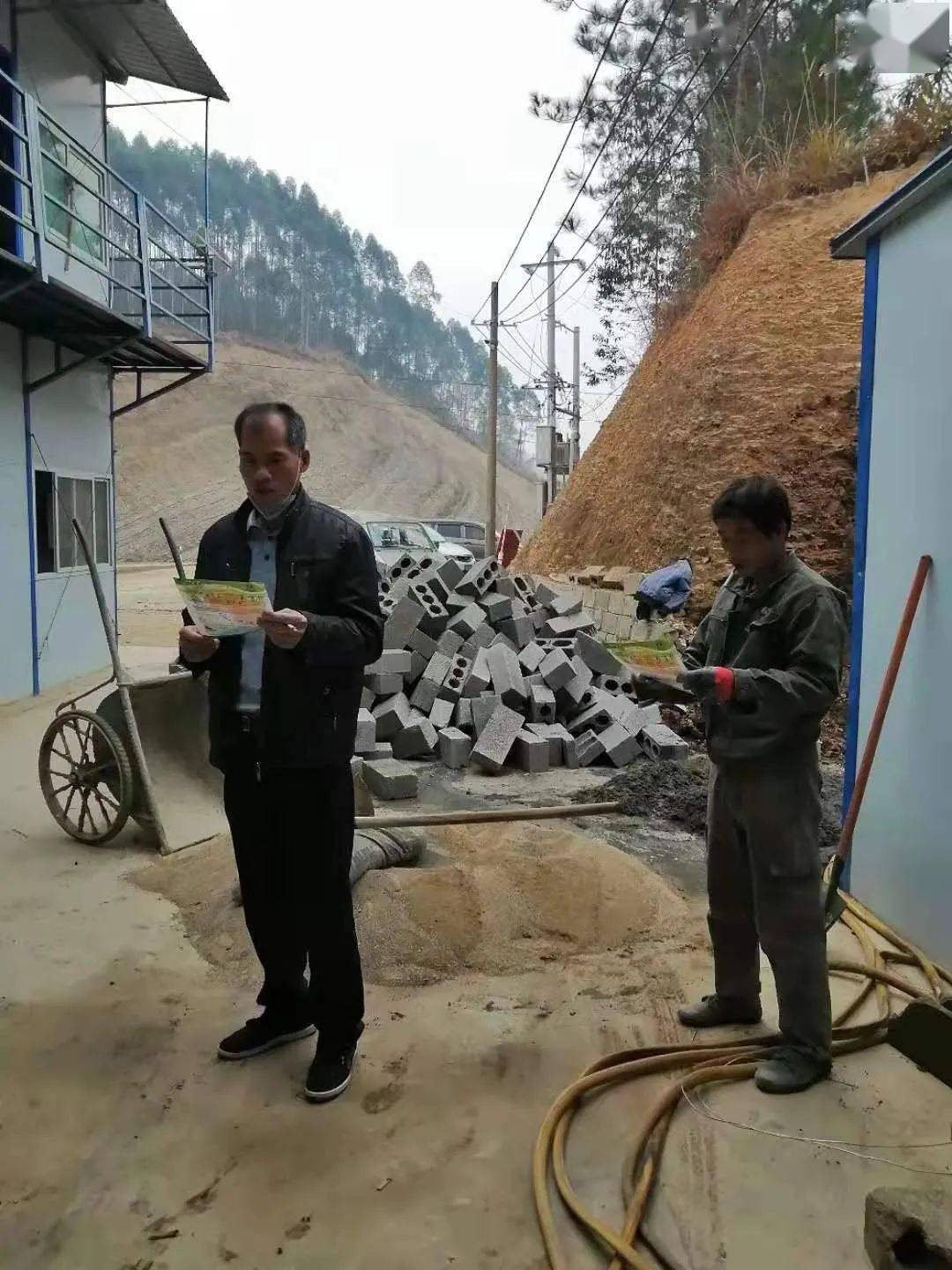 (来源:柳州禁毒) 多角度宣传 1月25日,鹿寨县导江乡禁毒办深入辖区