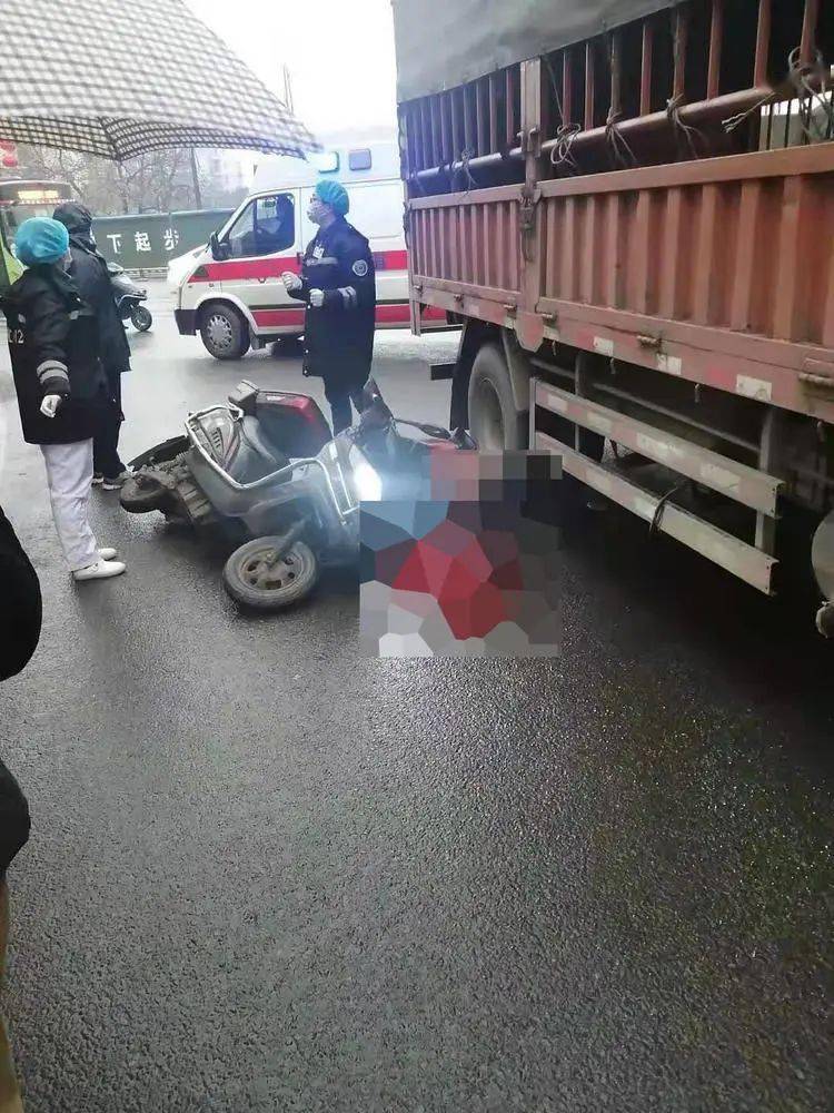 宜宾一女子骑摩托车被撞,当场死亡!血流了一地…_车祸