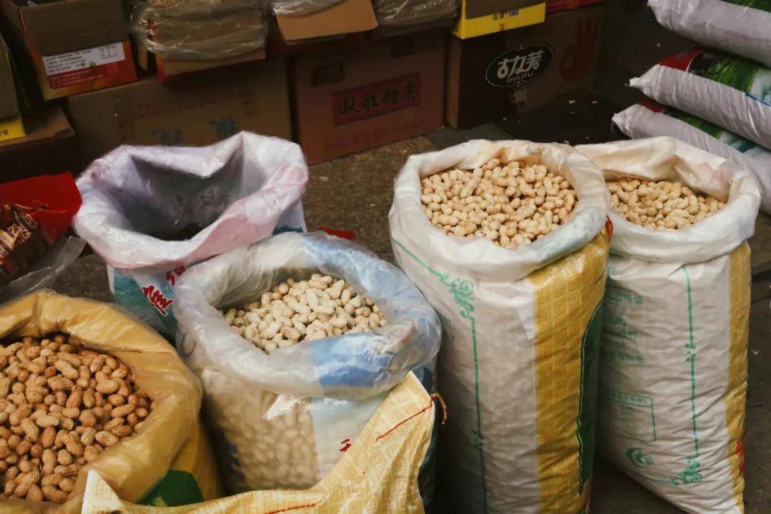每家炒货店门口都摆了好几麻袋花生,单从颜色上很难判断口味.