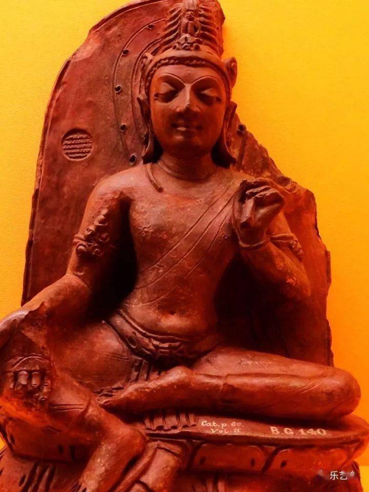 雕塑"佛陀降生"讲述的是佛陀由摩耶王后肋下诞生的故事.