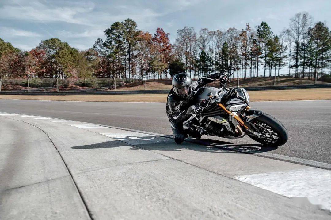 凯旋摩托发布新型街车 speed triple 1200rs