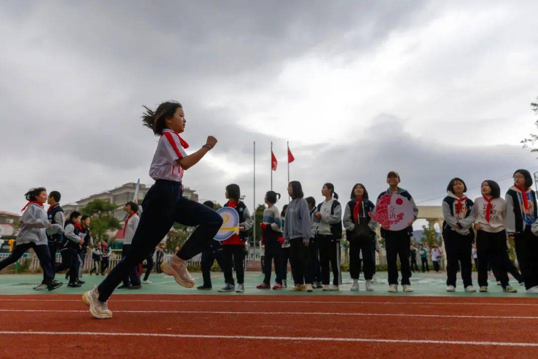 办学成绩在2020-2021学年半期考中,长乐区的前十名夏威英语学校占了三