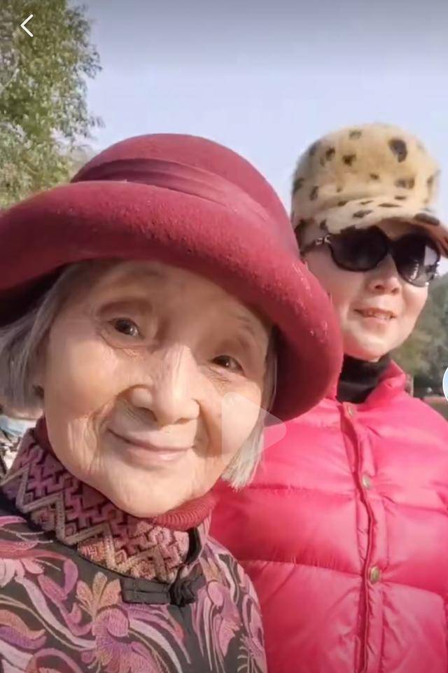 原创老年生活模板成都83岁奶奶跳舞走秀成网红希望为城市添活力