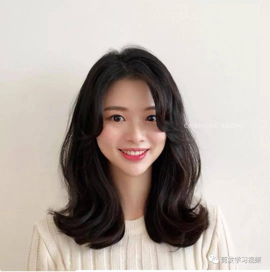 网红气垫烫发型简单好看不显老
