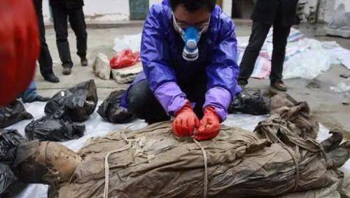 奇闻异事:江苏挖出明代不腐女尸,手戴绿宝石戒指,专家