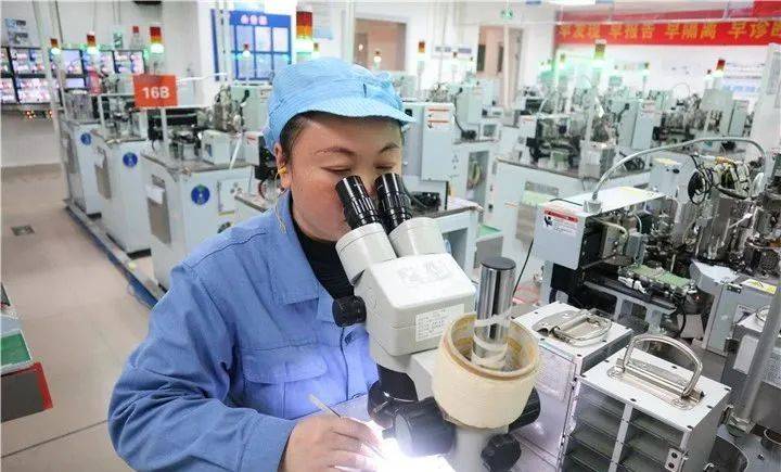 工作人员对生产出来的电感器进行质量检测