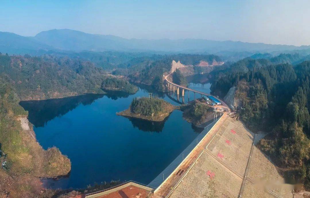 为了让广大人民群众打开水龙头就喝上山泉水,九龙水库的建设历经种种