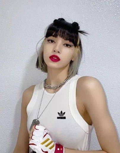 不喜欢厚重感过浓的,可以染个色,更时髦,或者选择lisa的挑染撞色,层次