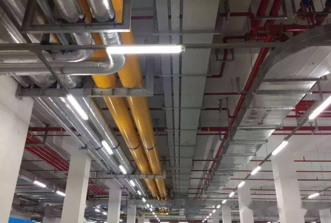 消防喷淋管道间距一致,标识清楚,成排成线